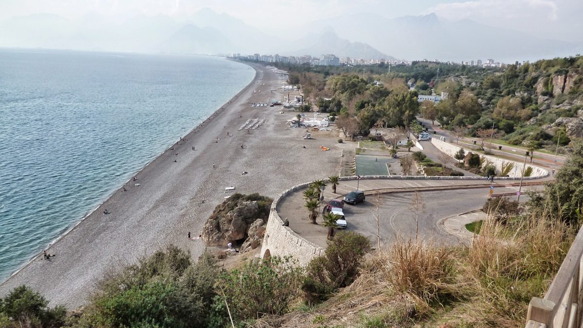 Antalya sahilinde gün doğumu ve tur otobüsü