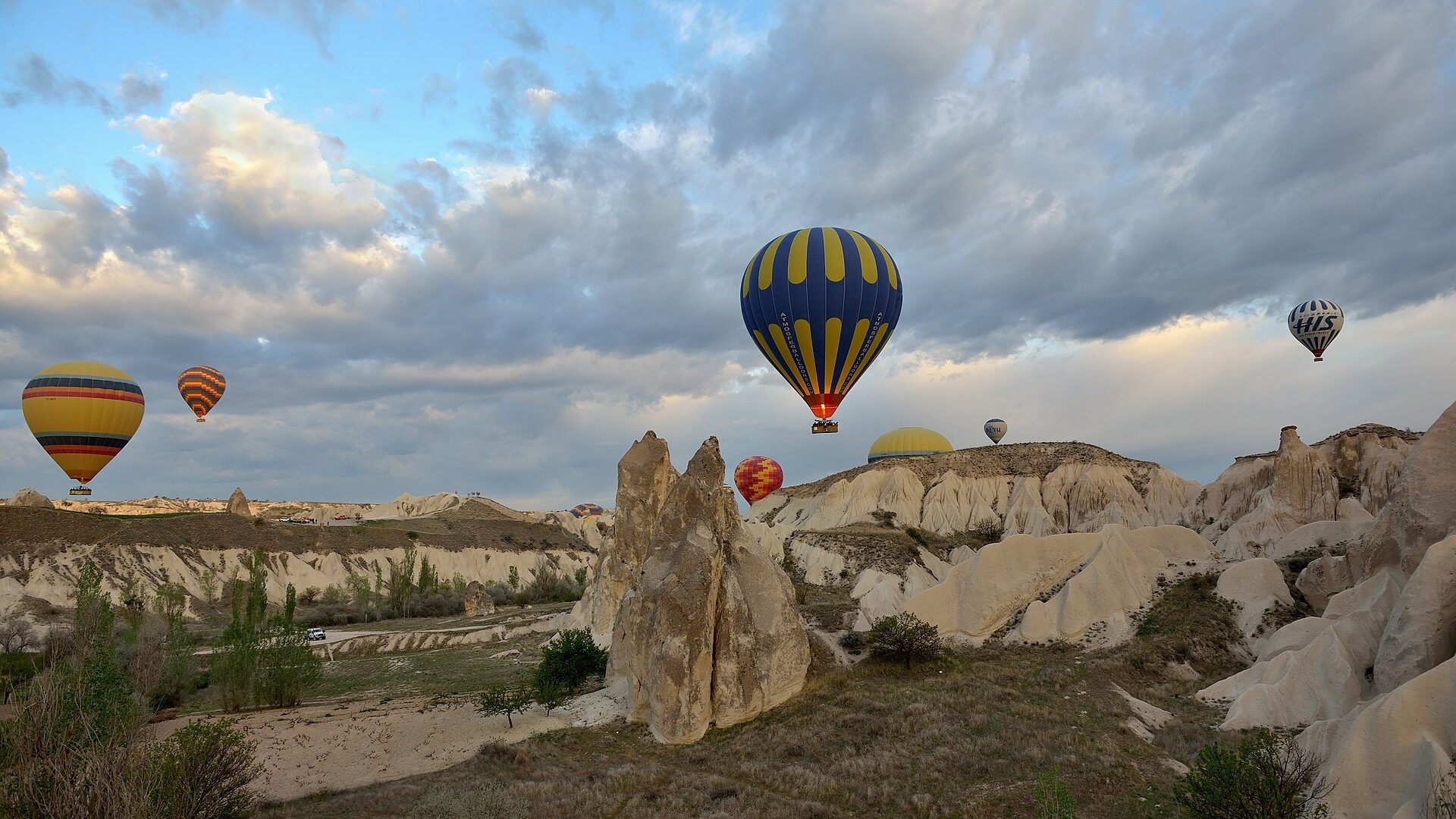 Kapadokya semalarında gün doğumunda uçan sıcak hava balonları