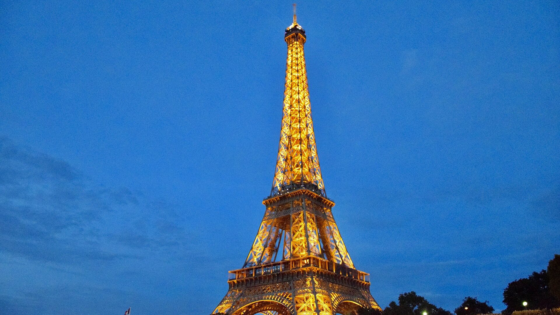 Gün batımında Eyfel Kulesi ve Paris silüeti
